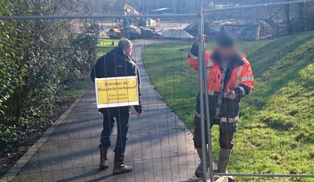 unfreundlicher Bediensteter der STadt Bochum (links) droht mit Strafanzeige